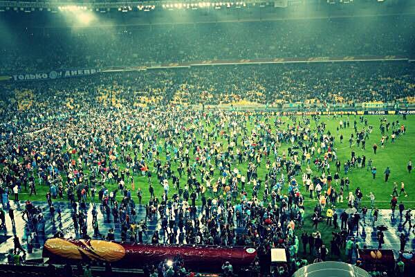 Українські вболівальники не стримували емоцій після матчу Дніпра із Наполі (ФОТО) (фото) - фото 2