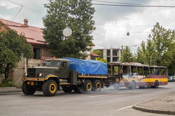 Як виглядає тролейбус, який курсує за маршрутом №2, після пожежі (ФОТО) (фото) - фото 1