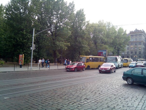 На вул. Городоцькій автобус потрапив в аварію (фото) - фото 1