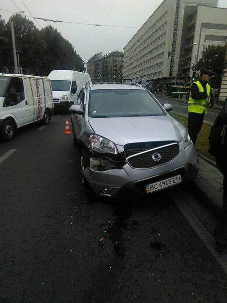 Поблизу зупинки, що на проспекті Чорновола аварія (ФОТО) (фото) - фото 2