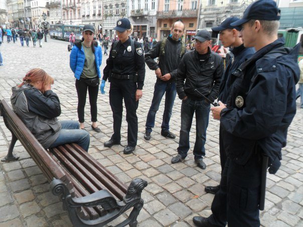 У Львові нові поліцейські допомогли вагітній жінці, яка заснула на лавці (ФОТО) (фото) - фото 2