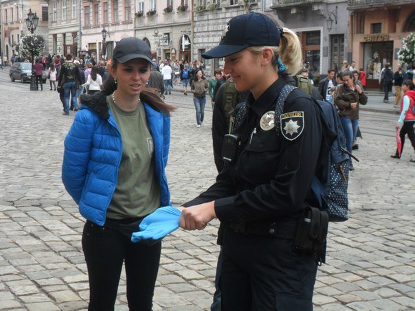 У Львові нові поліцейські допомогли вагітній жінці, яка заснула на лавці (ФОТО+ВІДЕО) (фото) - фото 1