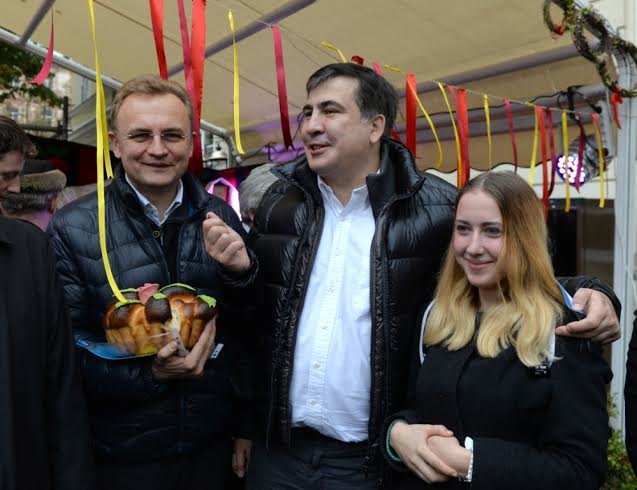 Саакашвілі та Садовий гуляють у центрі Львова (ФОТО) (фото) - фото 1 Саакашвілі та Садовий гуляють у центрі Львова (ФОТО) (фото) - фото 1