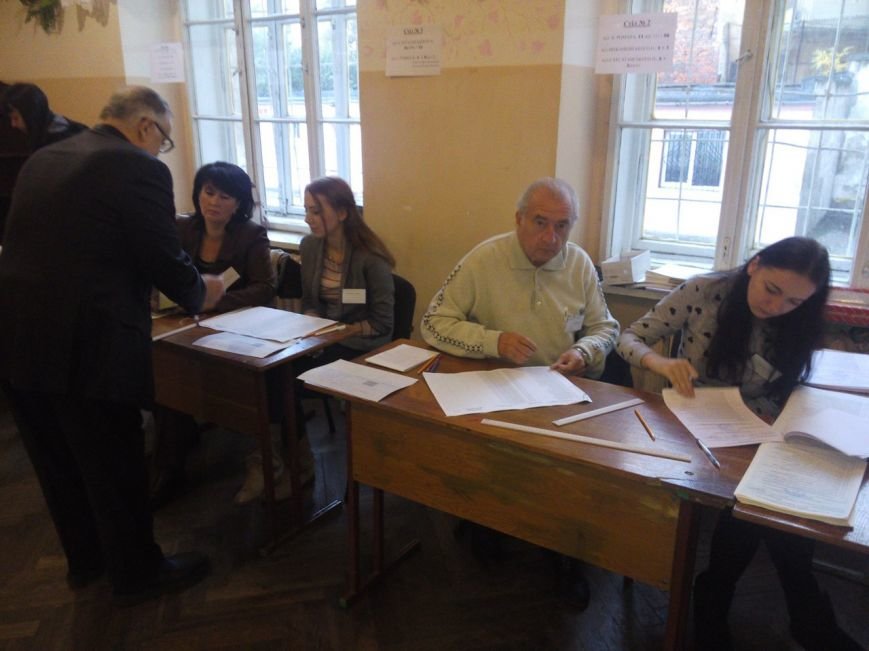Львів'яни уже приходять на виборчі дільниці і починають голосувати (ФОТО) (фото) - фото 1
