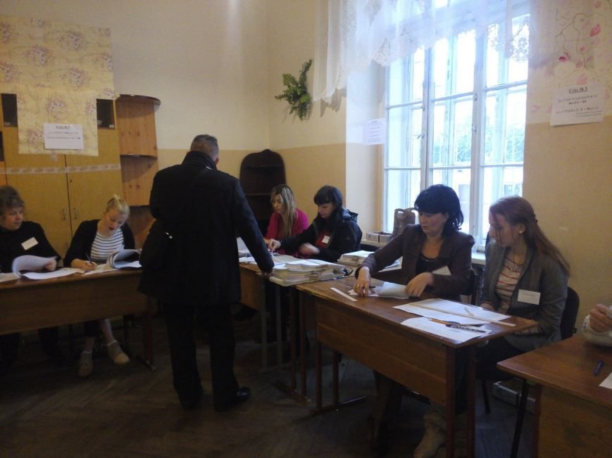 Львів'яни уже приходять на виборчі дільниці і починають голосувати (ФОТО) (фото) - фото 1