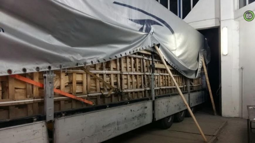 Митники затримали чоловіка, який хотів нелегально перевезти цигарки, сховавши їх у деревину (ФОТО) (фото) - фото 1 Митники затримали чоловіка, який хотів нелегально перевезти цигарки, сховавши їх у деревину (ФОТО) (фото) - фото 1