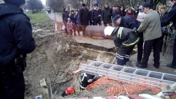 У Львові жінка впала у яму, яку вирили під час ремонтних робіт (ФОТО) (фото) - фото 1