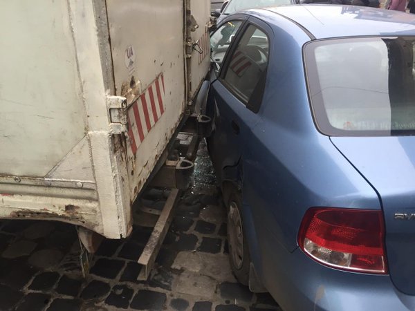 У Львові сталася аварія за участі легковика та вантажівки (ФОТО) (фото) - фото 1