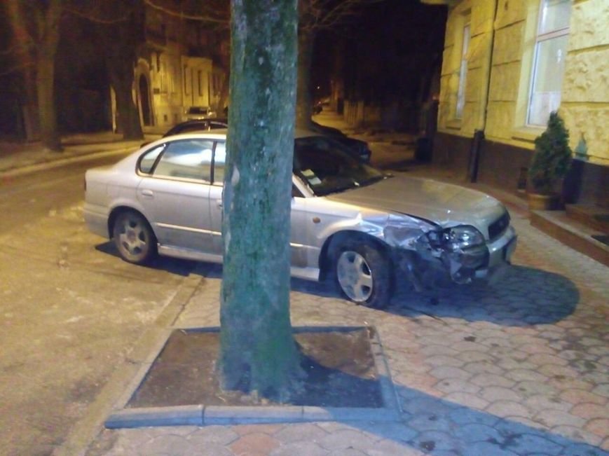 У Львові розшукали водія, який 14 січня пошкодив шість автомобілів і трамвай (ФОТО) (фото) - фото 1