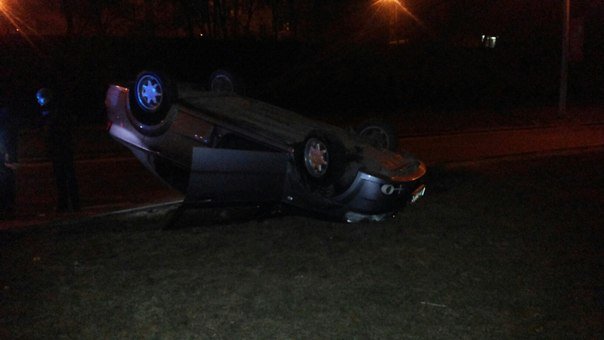 Вночі у Львові автомобіль перекинувся автомобіль: з'явилися перші фото з місця події (фото) - фото 2