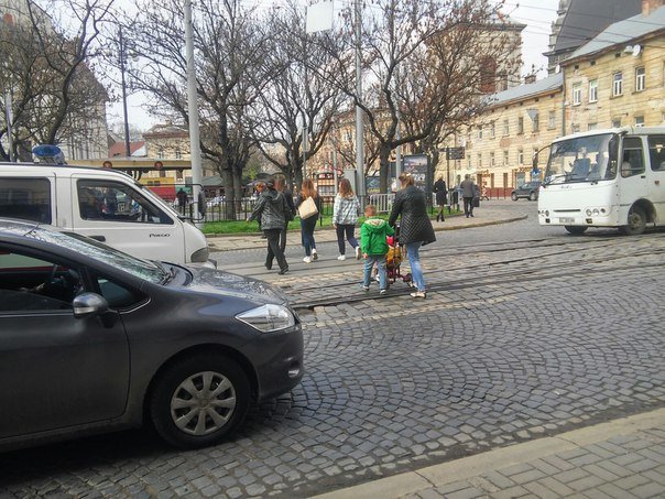 Львів'яни вимагають встановити світлофор на пішохідному переході на пл.Соборній (ФОТО) (фото) - фото 1