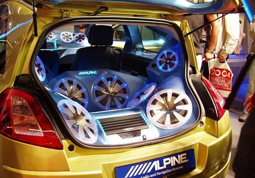 kak-vybrat-akustiku-v-avto